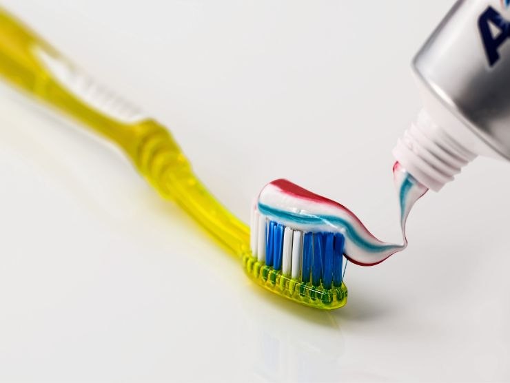 spazzolino e dentifricio