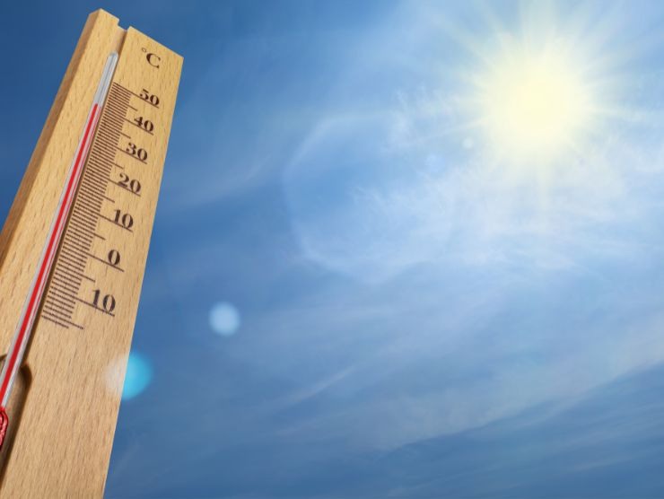 sole rovente e termometro che segna gradi alti