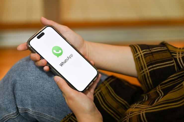 donna che usa whatsapp 