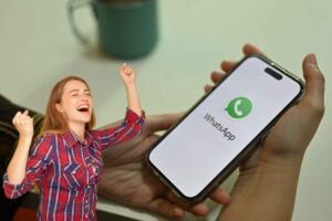donna che usa whatsapp e un'altra che esulta