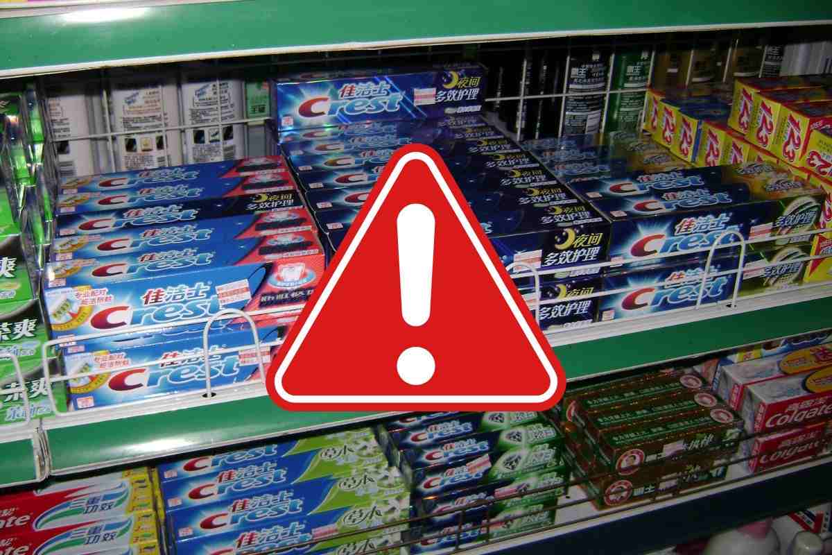 varie marche di dentifricio e segnale di pericolo