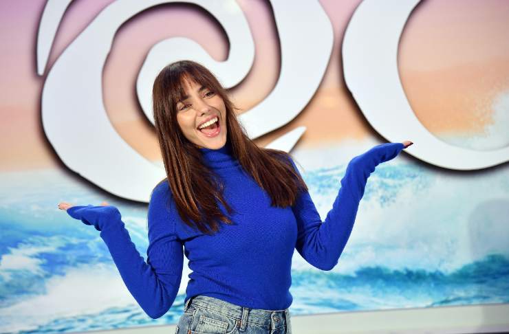 L'infuencer Giulia Penna davanti al cartellone pubblicitario di Oceania 2
