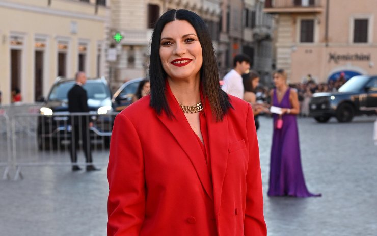 Laura Pausini vestita di rosso a un evento