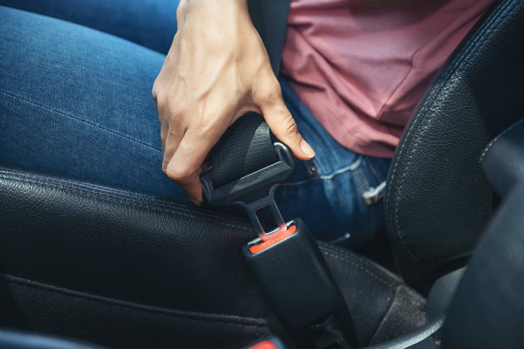 Ragazzo si allaccia la cintura in auto