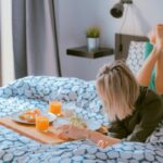 donna che fa colazione a letto