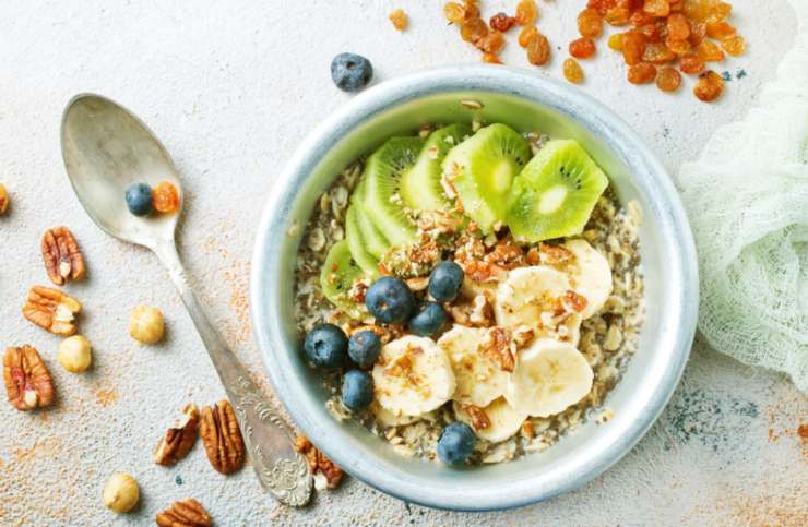 tazza con frutta e cereali