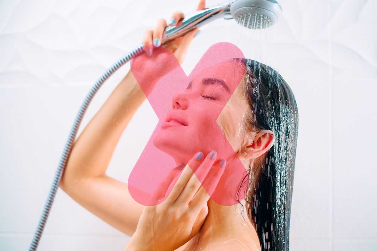 ragazza si fa la doccia e x rossa