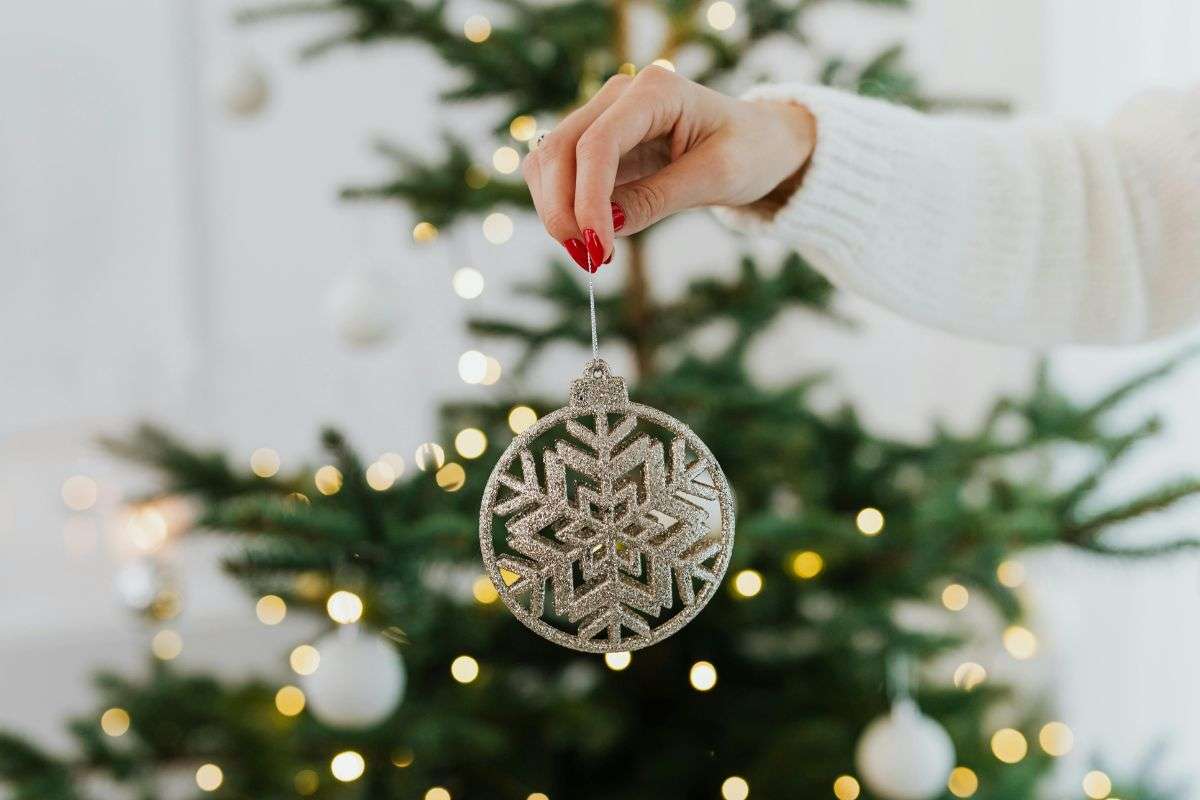 famiglia alle preso con le decorazioni natalizie