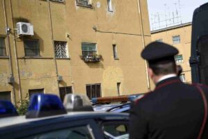 carabiniere davanti a una casa