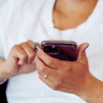 Il paradosso dei social media: più siamo connessi, più siamo soli?