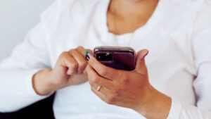 Il paradosso dei social media: più siamo connessi, più siamo soli?